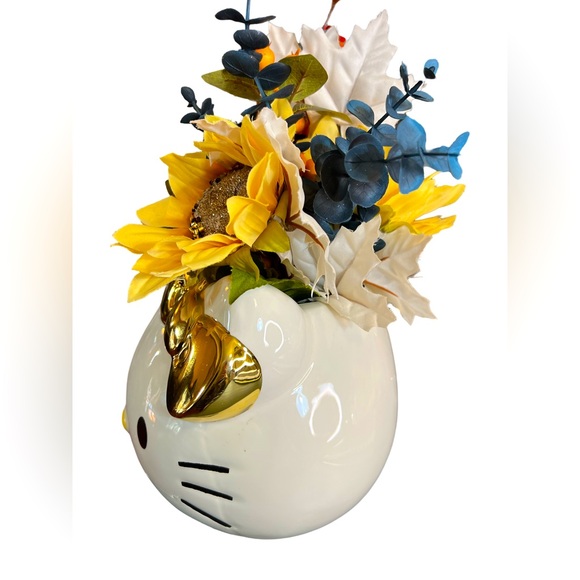Hello Kitty Clearance Price is firm! Silk Floral Centerpiece Ceramic Planter - Picture 6 of 12